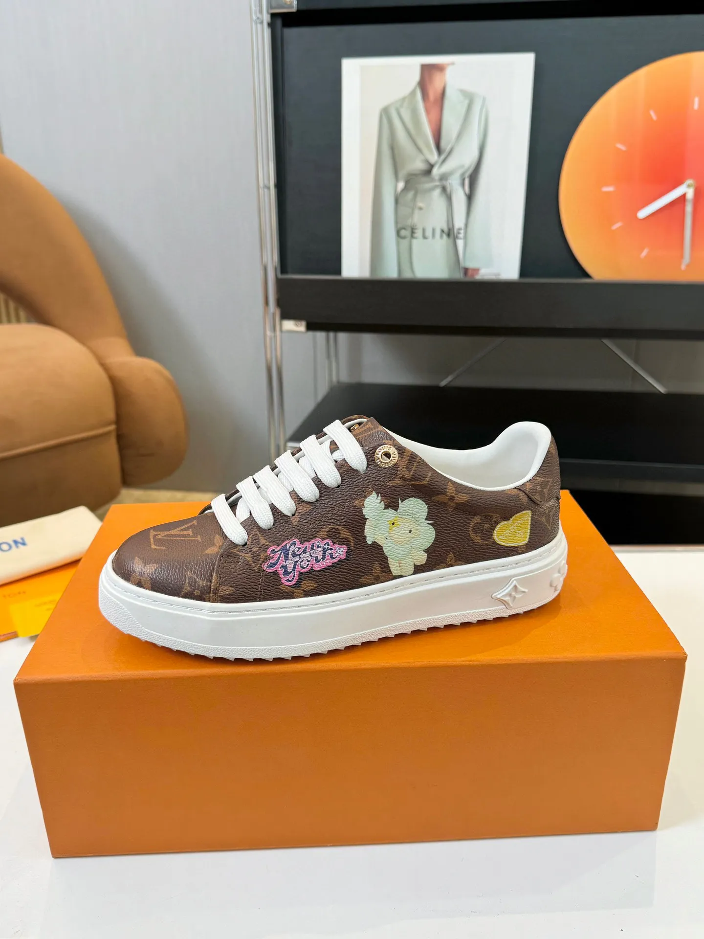 Men's Men's Shoes 💰💰660 Women's LV [Beverly Hills Sports Shoes Series] This Beverly Hills sports shoes are made of grained cow leather with Damier pattern, echoing the current season's leather goods series. The thick rubber outsole is lightweight, and an embossed Louis Vuitton logo adds a branding touch. Padded insole and technical fabric lining enhance comfort.  Detailed Features ♛ Embossed grained cowhide leather ♛ Ultra-lightweight rubber outsole ♛ Louis Vuitton logo on tongue and outsole ♛ Size: 35-40